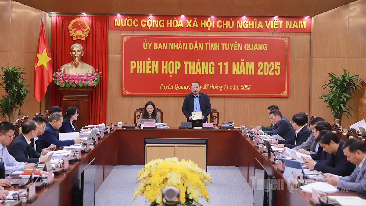 Chủ tịch UBND tỉnh Phan Huy Ngọc điều hành phiên họp