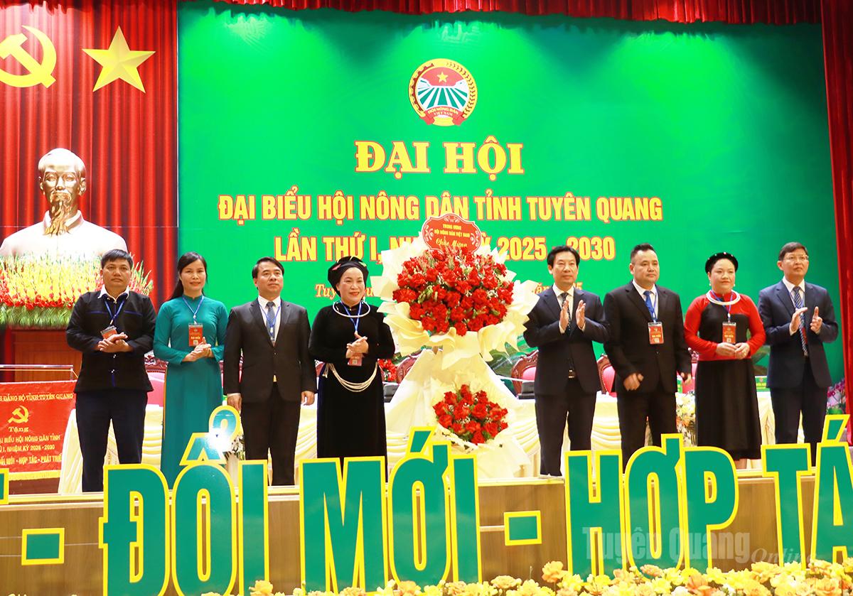 Đồng chí Nguyễn Xuân Định, Phó Chủ tịch Trung ương Hội Nông dân Việt Nam tặng hoa chúc mừng Đại hội.