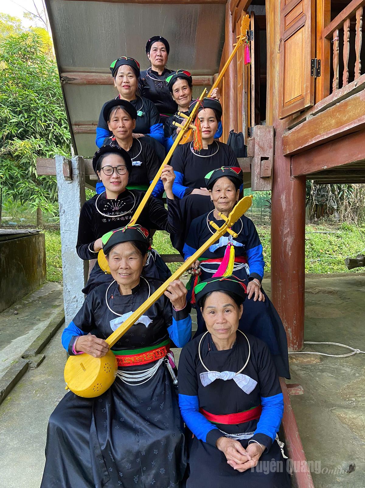 Các thành viên CLB hát Then, thôn Nặm Lương, xã Phù Lưu trong một buổi tập luyện.