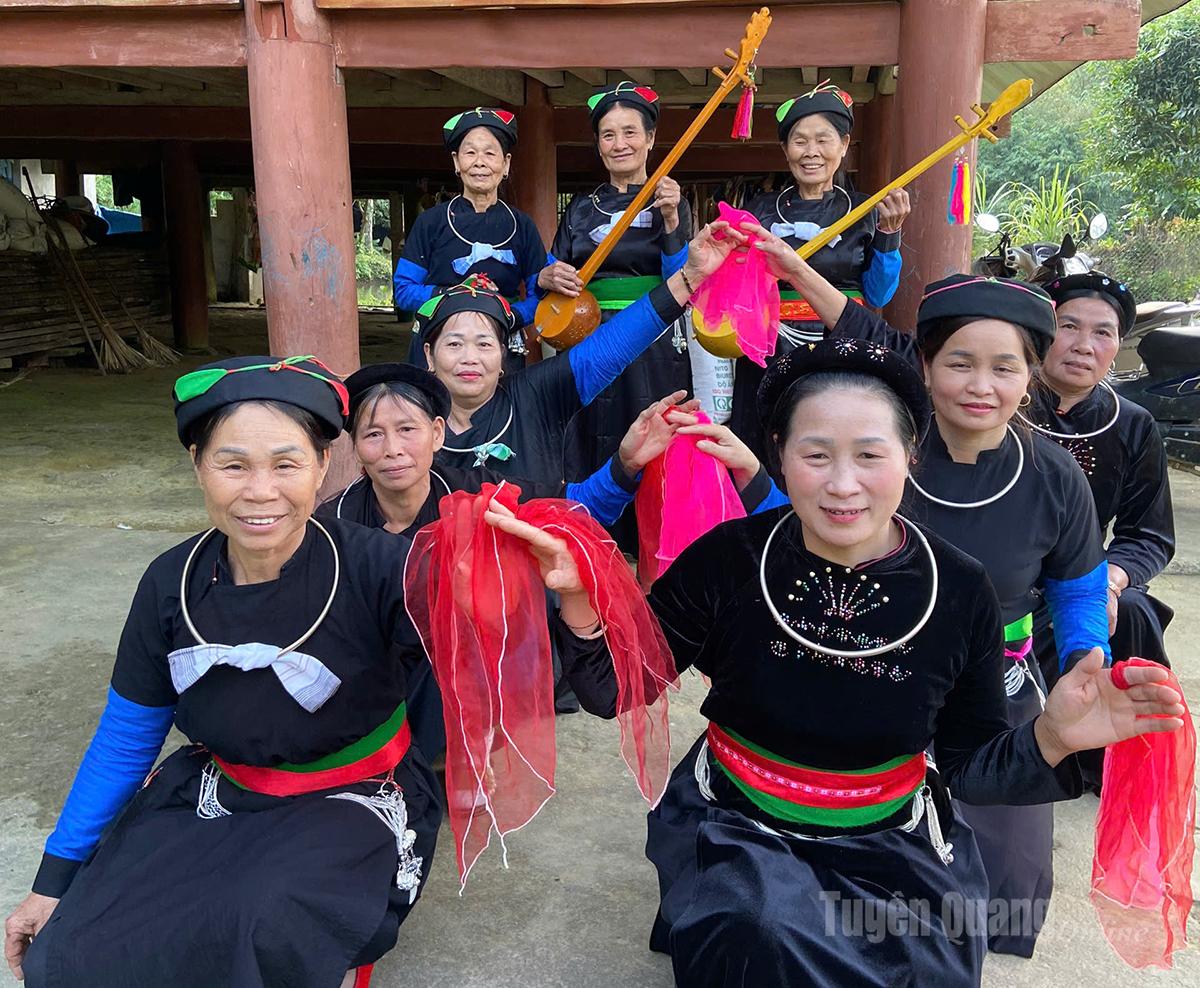 Tiết mục múa hát được CLB tập luyện để sẵn sàng tham gia biểu diễn.