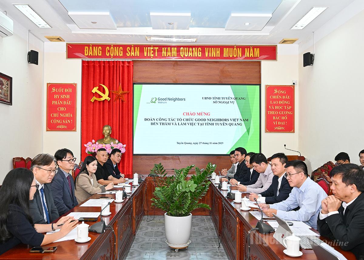 Các đại biểu dự buổi làm việc.