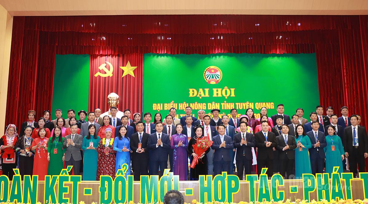 Bí thư Tỉnh ủy Hầu A Lềnh và các đồng chí lãnh đạo tỉnh tặng hoa chúc mừng Ban Chấp hành Hội Nông dân tỉnh nhiệm kỳ 2025 – 2030.