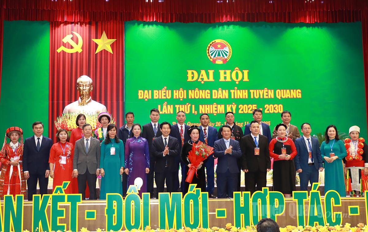 Các đồng chí lãnh đạo tỉnh tặng hoa chúc mừng Đoàn đại biểu nông dân đi dự đại hội cấp trên.