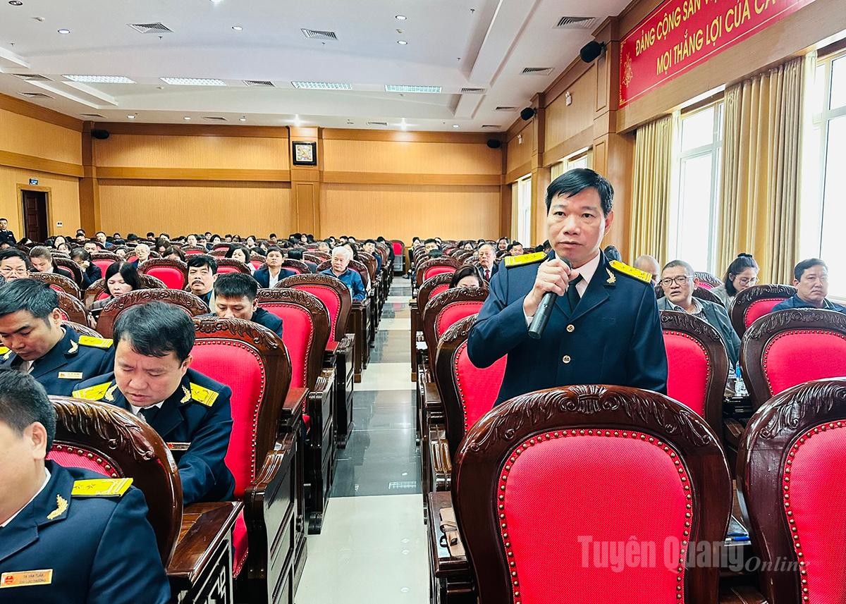 Cán bộ ngành Thuế trả lời kiến nghị của doanh nghiệp, người nộp thuế.