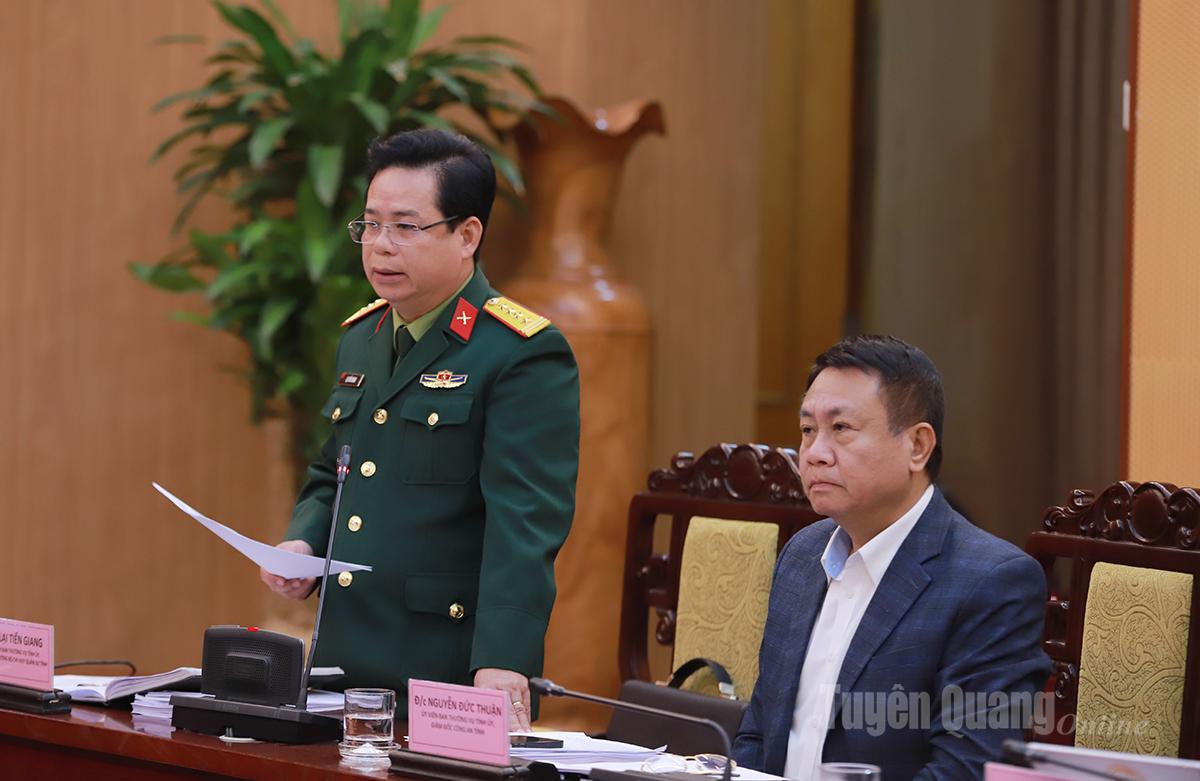 Chỉ huy trưởng Bộ Chỉ huy Quân sự tỉnh thảo luận tại phiên họp