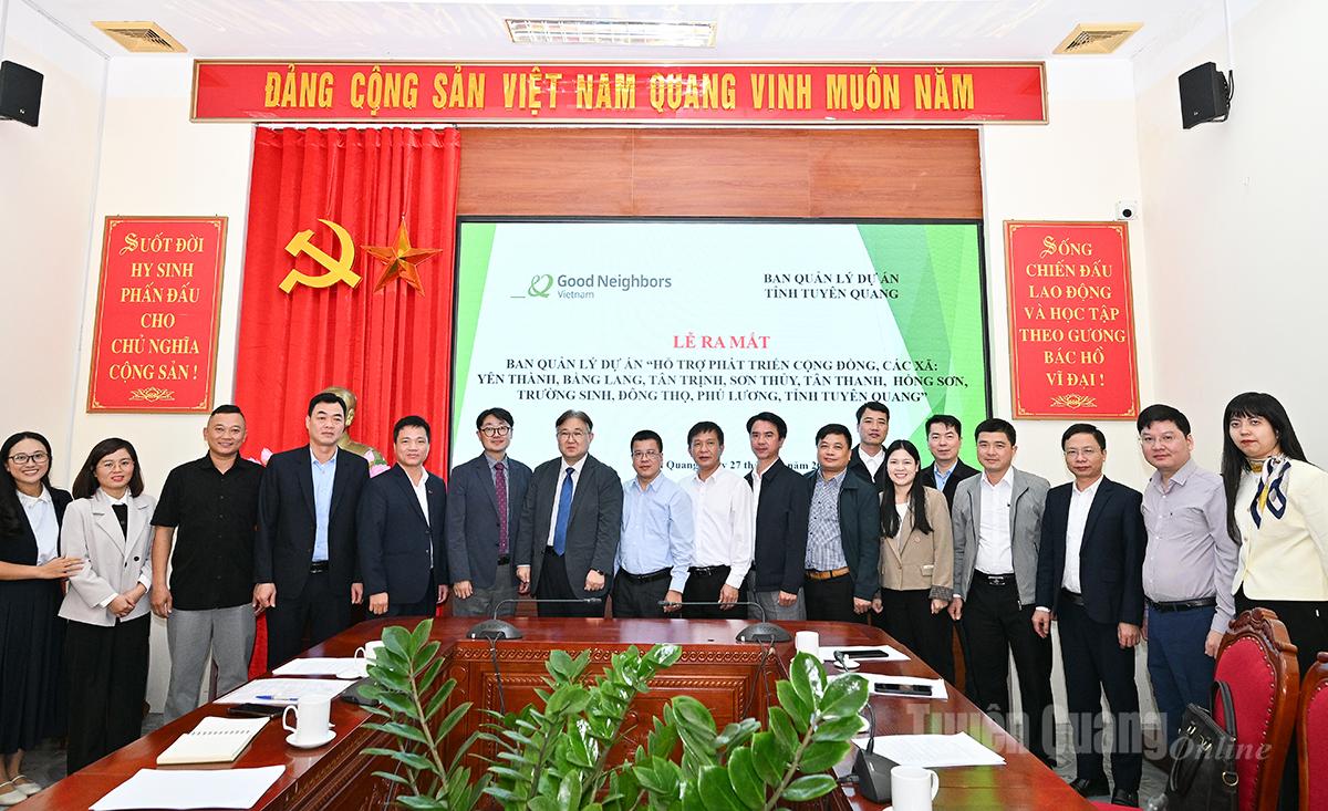 Các đại biểu chụp ảnh lưu niệm, trong đó có đại diện các xã vùng dự án.