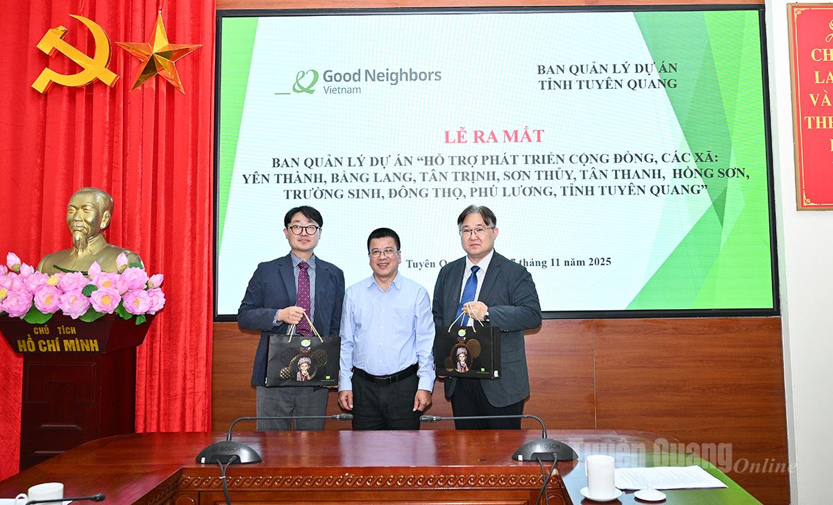 Giám đốc Sở Ngoại vụ Tuyên Quang Nguyễn Trung Thu tặng quà lưu niệm Đoàn công tác Tổ chức Good Neighbors International (GNI) tại Việt Nam