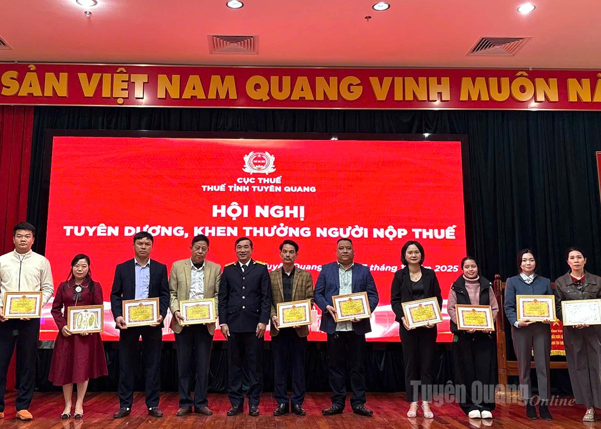 Lãnh đạo Thuế tỉnh Tuyên Quang tuyên dương các tập thể, cá nhân chấp hành tốt chính sách thuế năm 2024.