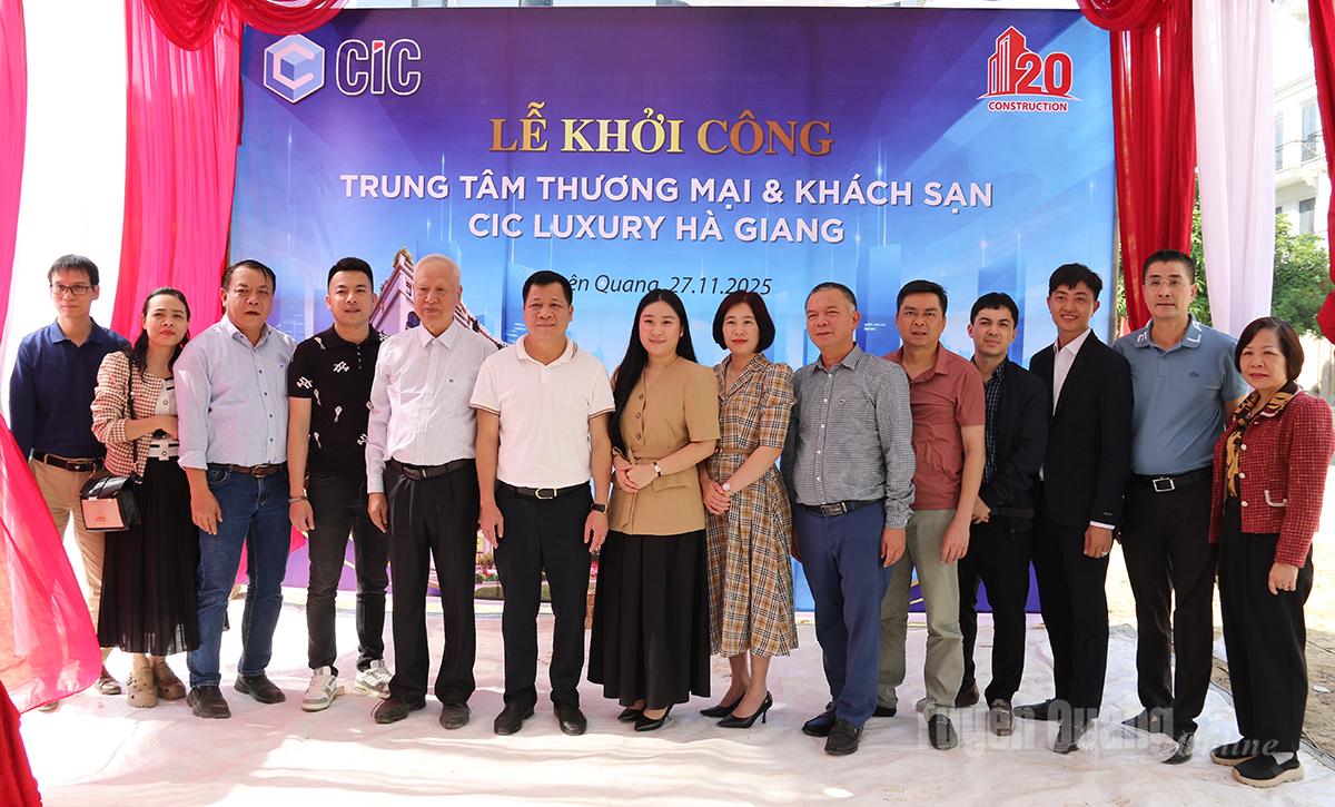 Đại biểu dự lễ khởi công.