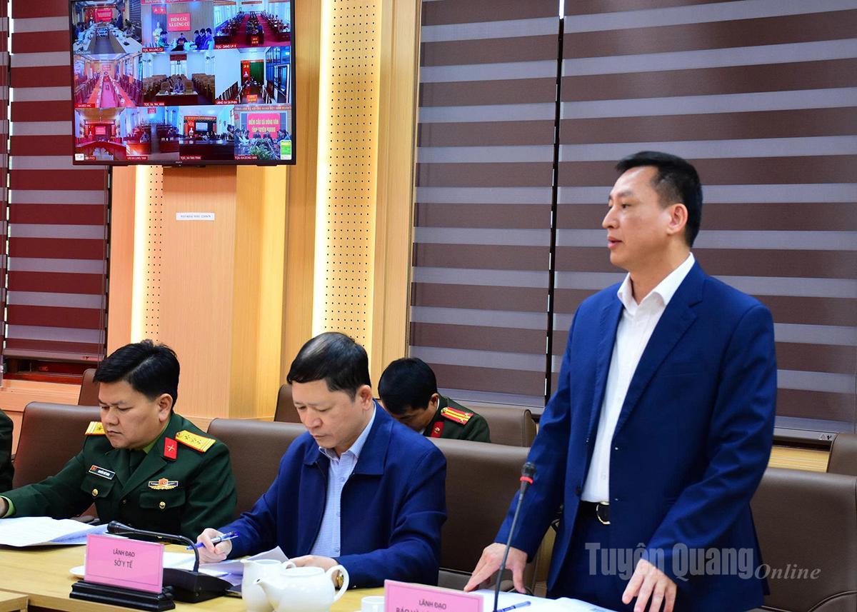 Lãnh đạo Báo và phát thanh, truyền hình phát biểu ý kiến tại buổi họp.