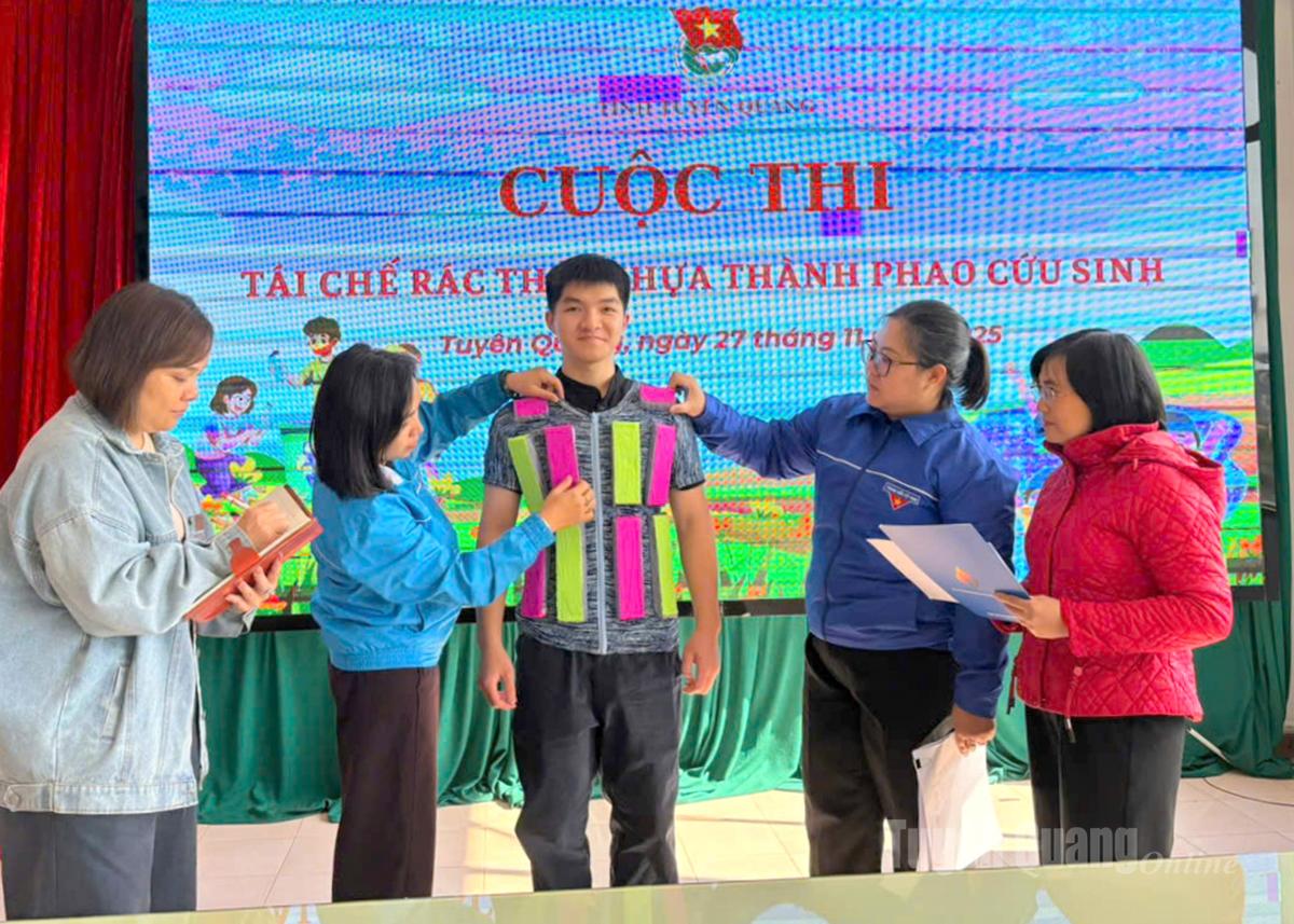 Ban tổ chức đánh giá các sản phẩm dự thi.