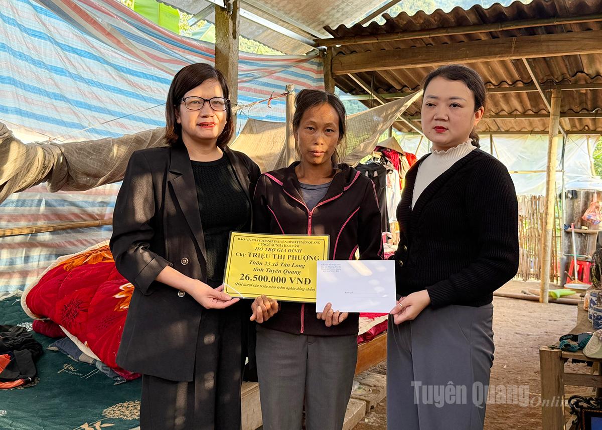 Báo và phát thanh, truyền hình Tuyên Quang trao tiền hỗ trợ cho gia đình chị Triệu Thị Phượng, thôn 23, xã Tân Long tỉnh Tuyên Quang