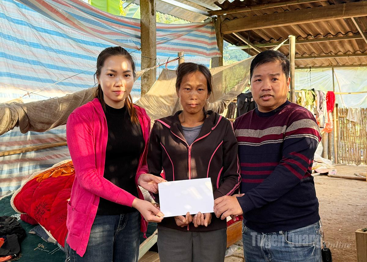 Anh Long Xuân Chiến, chủ kênh youtube Đông Bắc quê tôi hỗ trợ tiền cho gia đình chị Triệu Thị Phượng