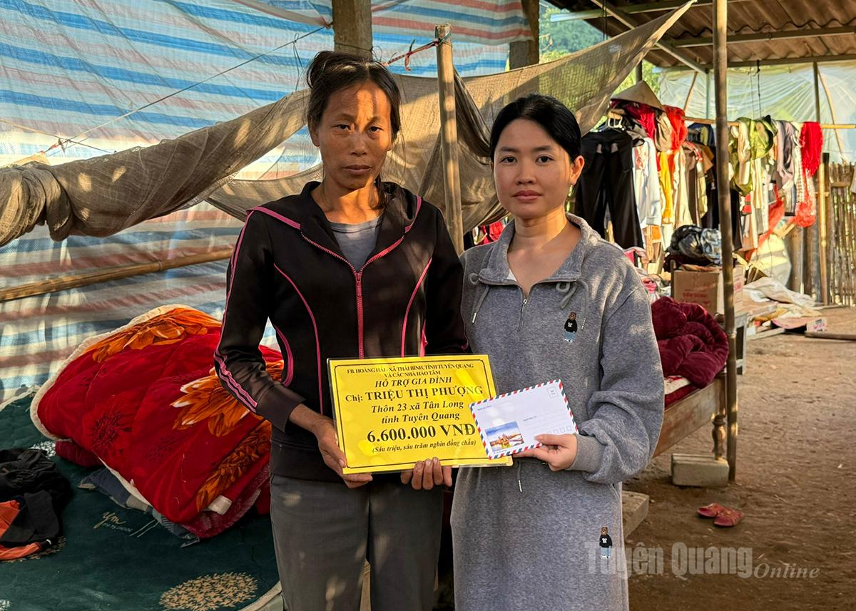 Facebook Nguyễn Hoài đại diện facebook Hoàng Hải xã Thái Bình trao tiền hỗ trợ cho gia đình chị Triệu Thị Phượng.