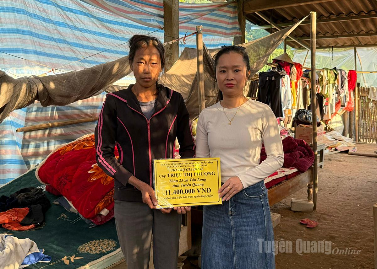 Facebook chị Dương Trinh, phường Minh Xuân trao tiền hỗ trợ chị Triệu Thị Phượng