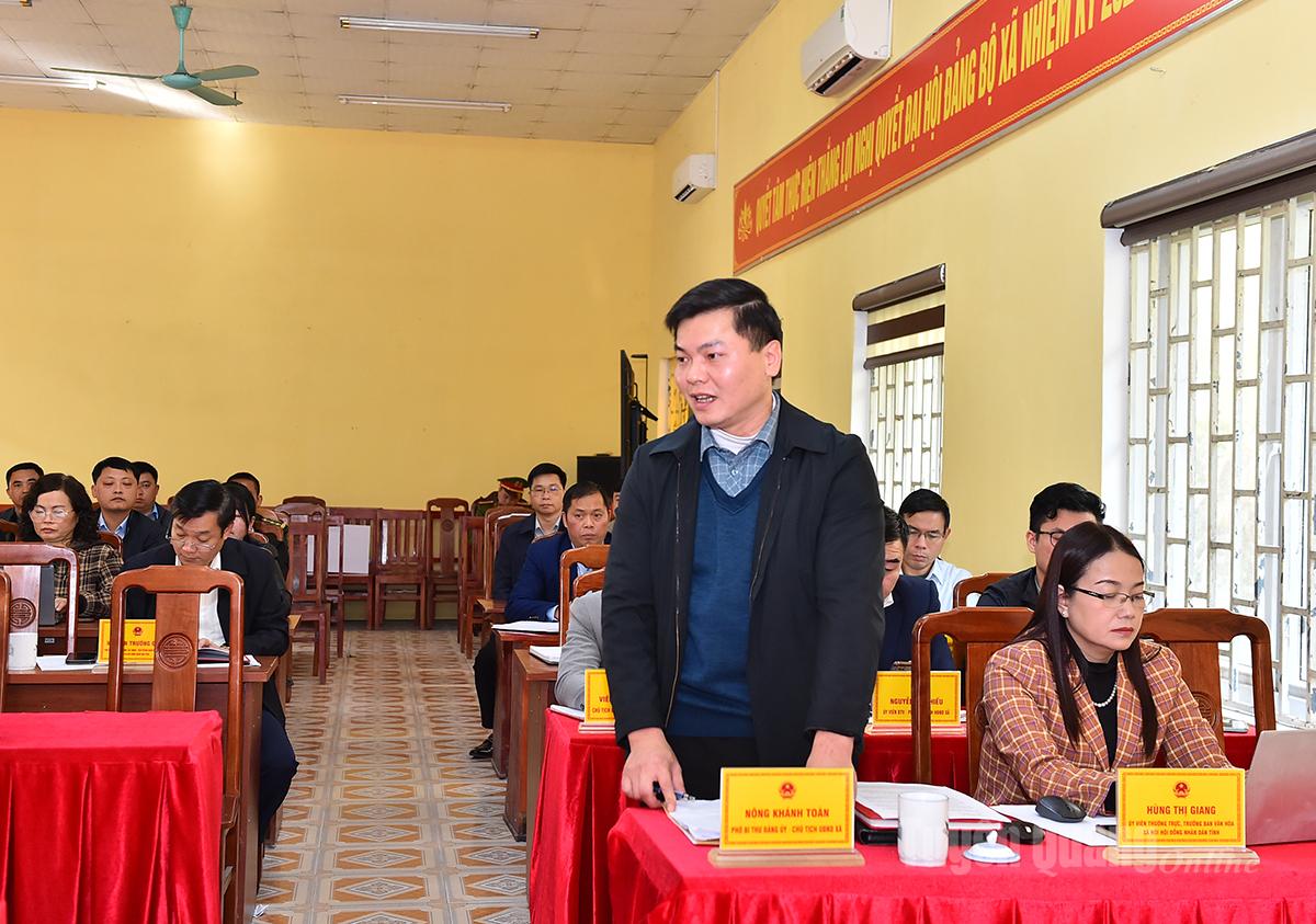 Cán bộ xã Lao Chải phát biểu ý kiến, kiến nghị tại buổi làm việc.