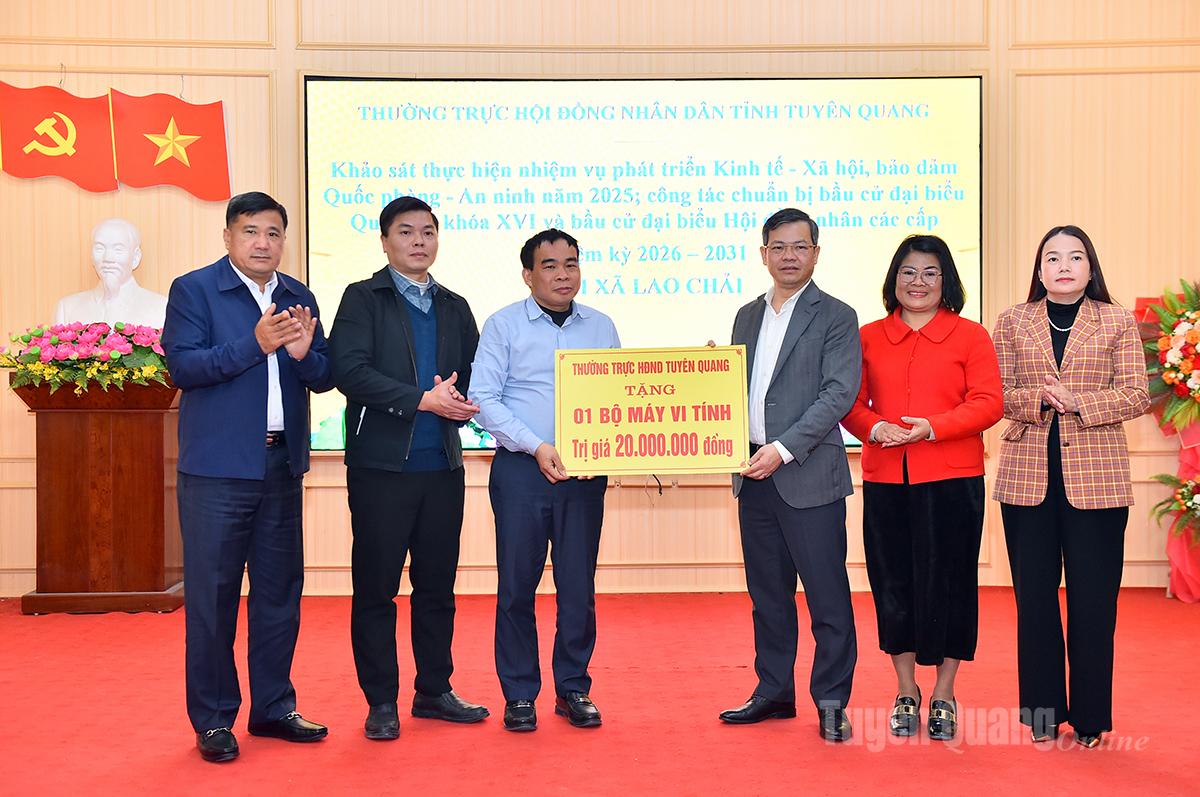 Đoàn công tác Thường trực HĐND tỉnh tặng xã Lao Chải bộ máy vi tính.