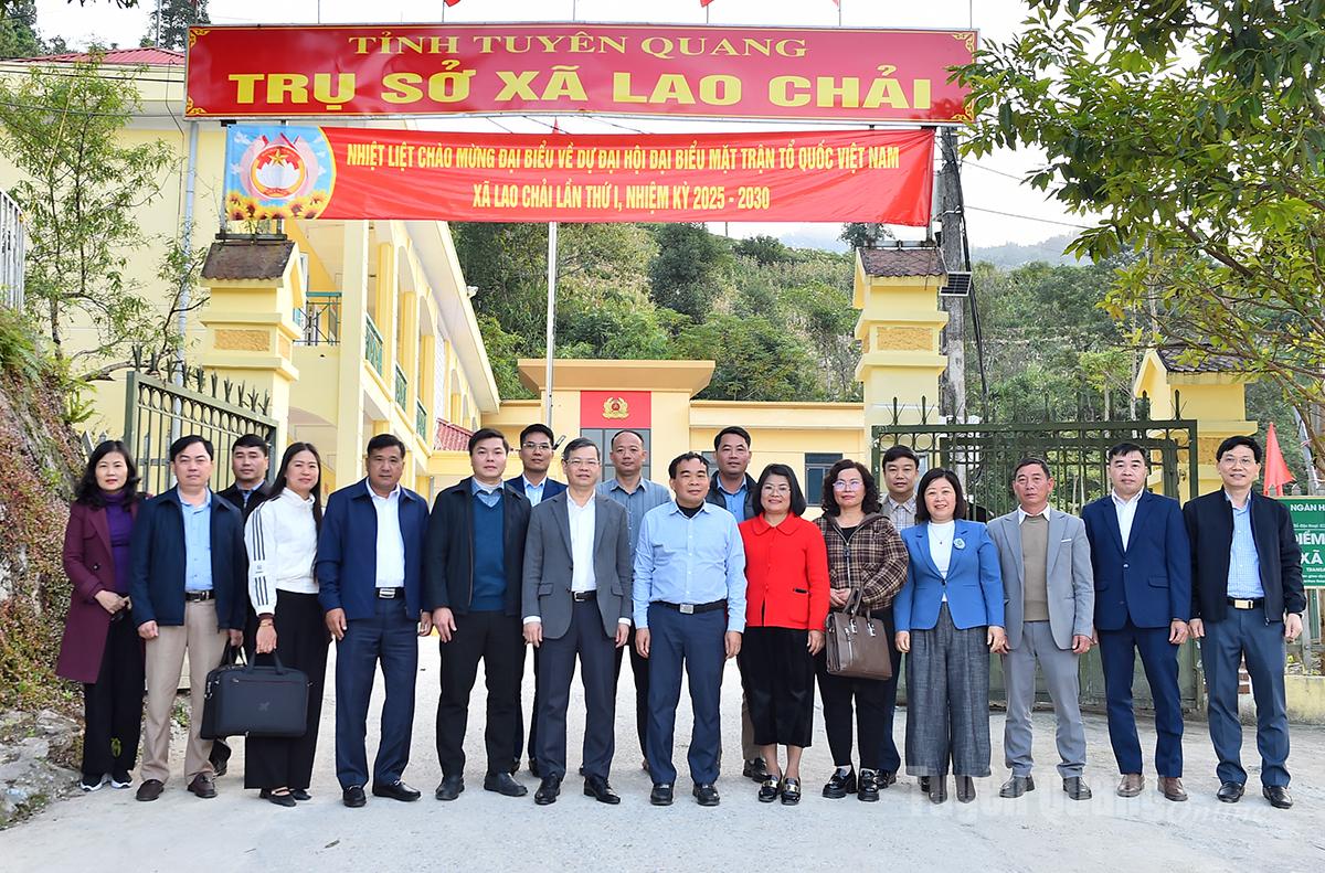 Đồng chí Nguyễn Văn Sơn, Chủ tịch HĐND tỉnh, Đoàn công tác và cán bộ xã Lao Chải chụp ảnh lưu niệm.

