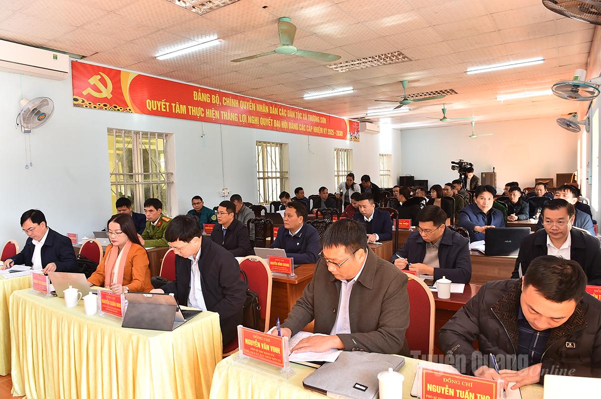 Các thành viên Đoàn công tác và cán bộ, lãnh đạo xã Thượng Sơn tại buổi làm việc.