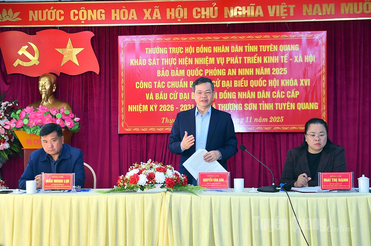 Các đồng chí Thường trực HĐND tỉnh tại buổi làm việc với xã Thượng Sơn.