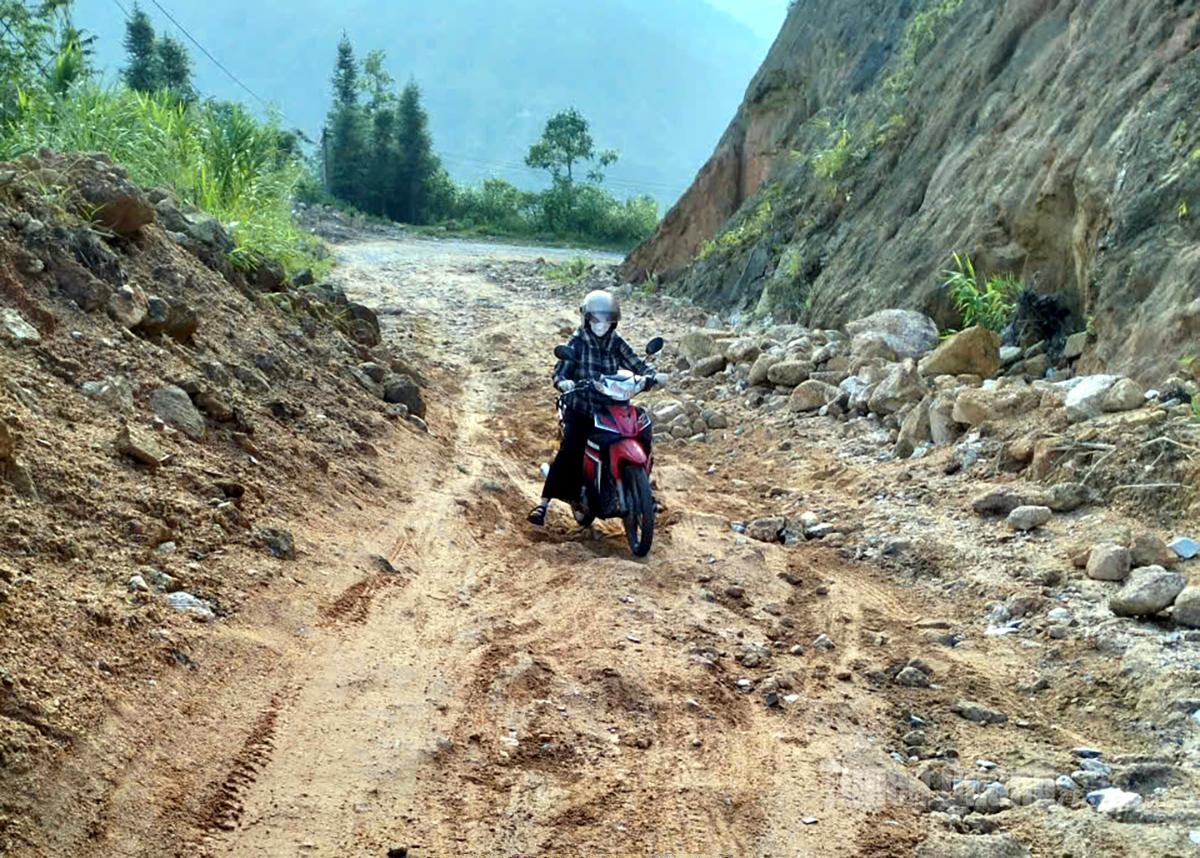 Tuyến đường từ quốc lộ 2 vào xã Thượng Sơn xuống cấp nghiêm trọng.