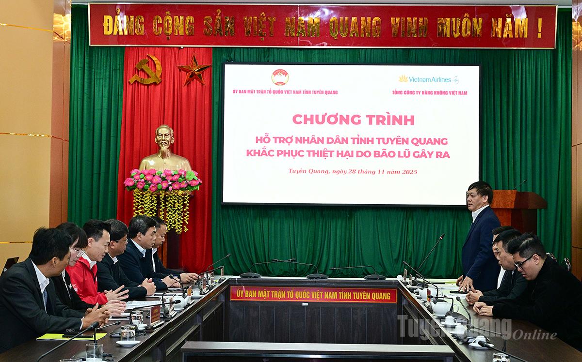 Các đại biểu dự chương trình trao hỗ trợ.