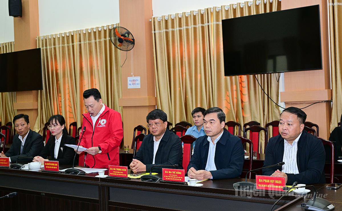 Đồng chí Phan Huy Ngọc, Phó Bí thư Tỉnh uỷ, Chủ tịch UBND tỉnh; Ma Thế Hồng, Phó Bí thư Tỉnh uỷ, Chủ tịch Uỷ ban MTTQ Việt Nam tỉnh và các đại biểu tỉnh dự buổi trao hỗ trợ.