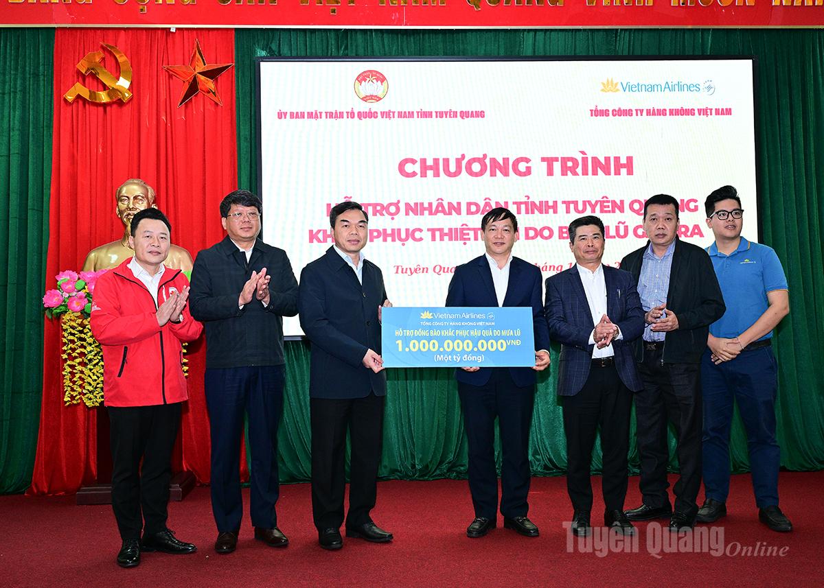 Đồng chí Đào Mạnh Kiên, Uỷ viên Ban Thường vụ Đảng uỷ, Chủ tịch Công đoàn Tổng công ty Hàng không Việt Nam trao 1 tỷ đồng hỗ trợ tỉnh Tuyên Quang.