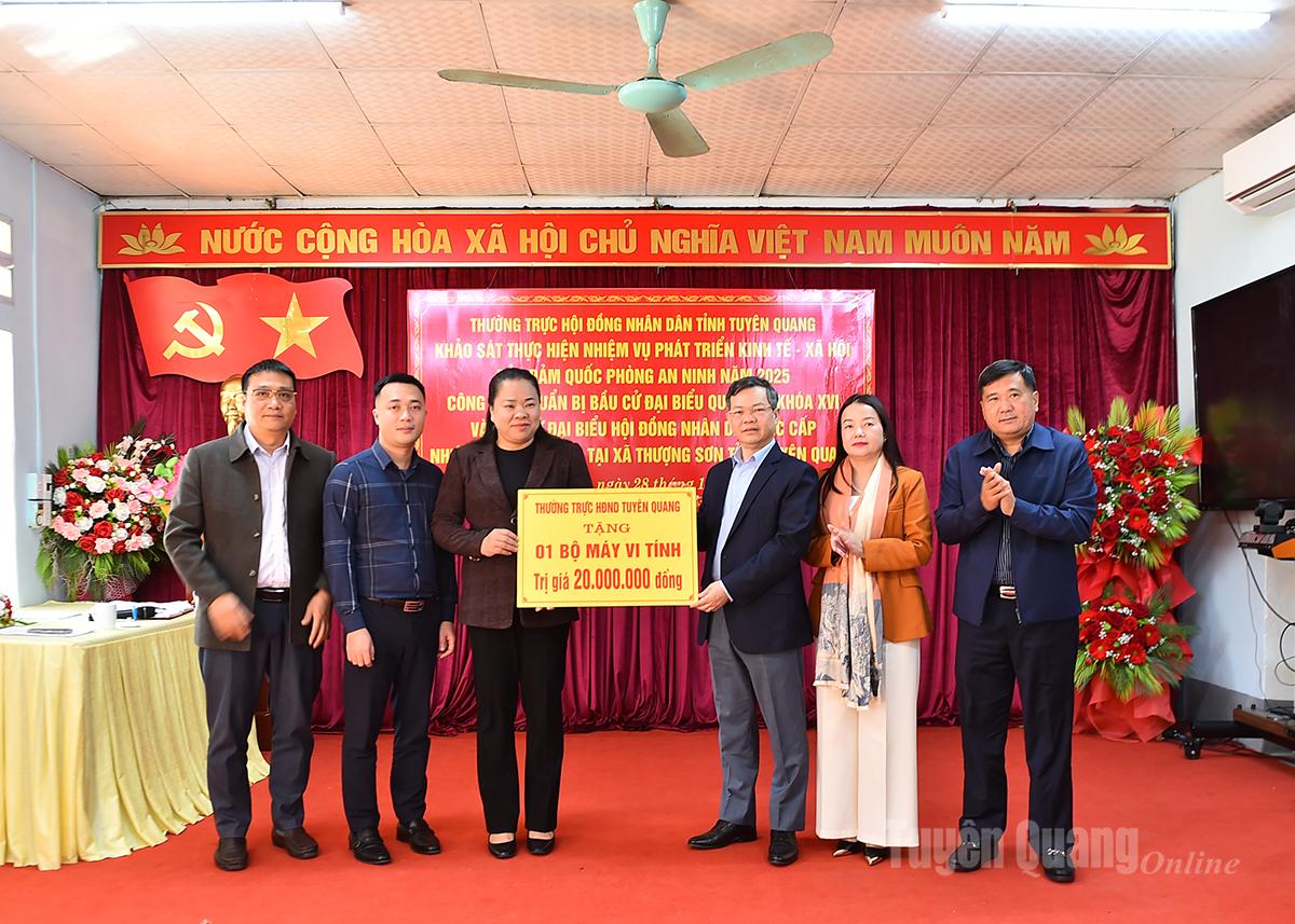 Đoàn công tác Thường trực HĐND tỉnh tặng xã Thượng Sơn bộ máy tính nhân dịp đoàn về công tác.