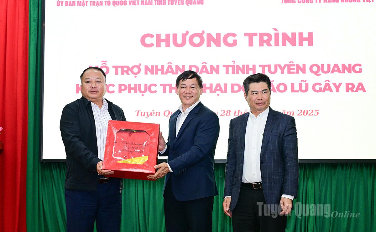 Đồng chí Phan Huy Ngọc, Phó Bí thư Tỉnh uỷ, Chủ tịch UBND tỉnh tặng đoàn lá cờ được treo trên cột cờ Quốc gia Lũng Cú.