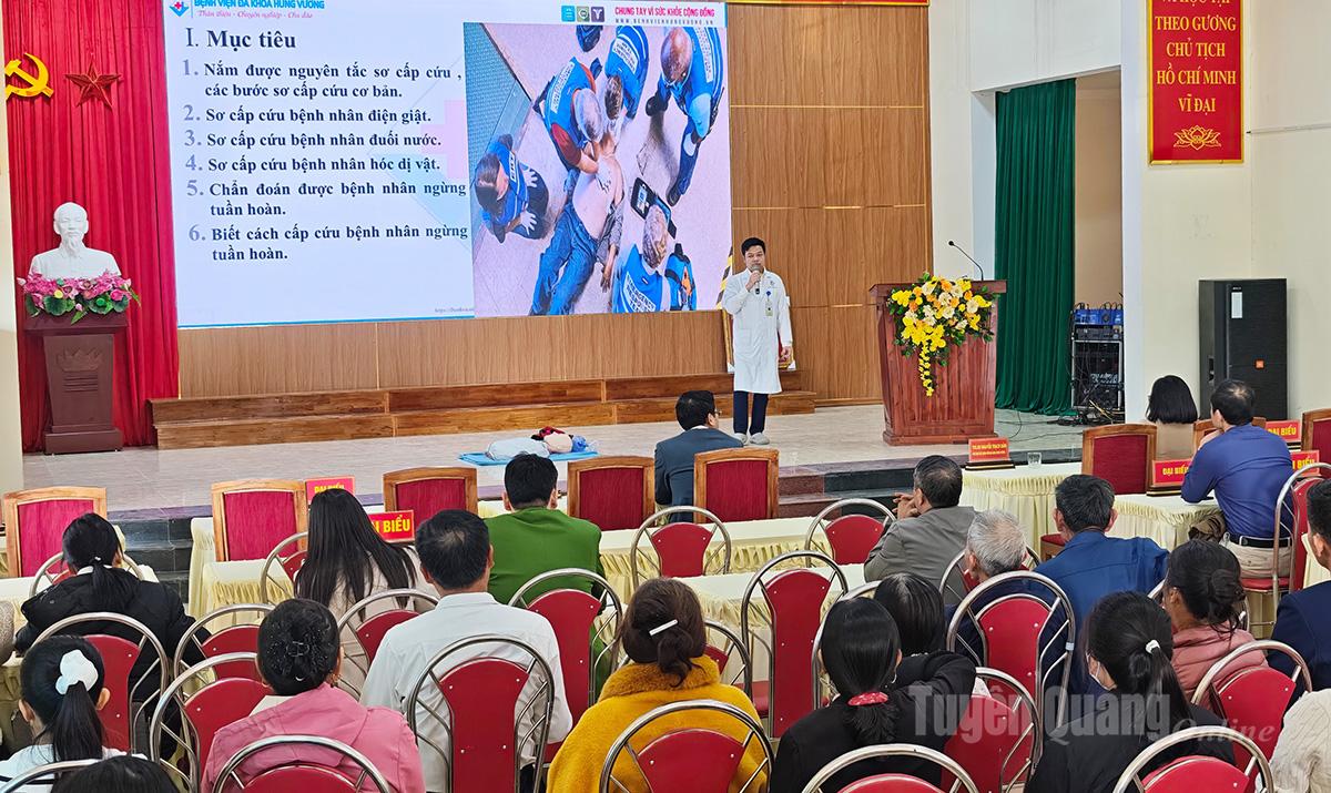  Toàn cảnh buổi tập huấn sơ cấp cứu ban đầu tại xã Nhữ Khê.