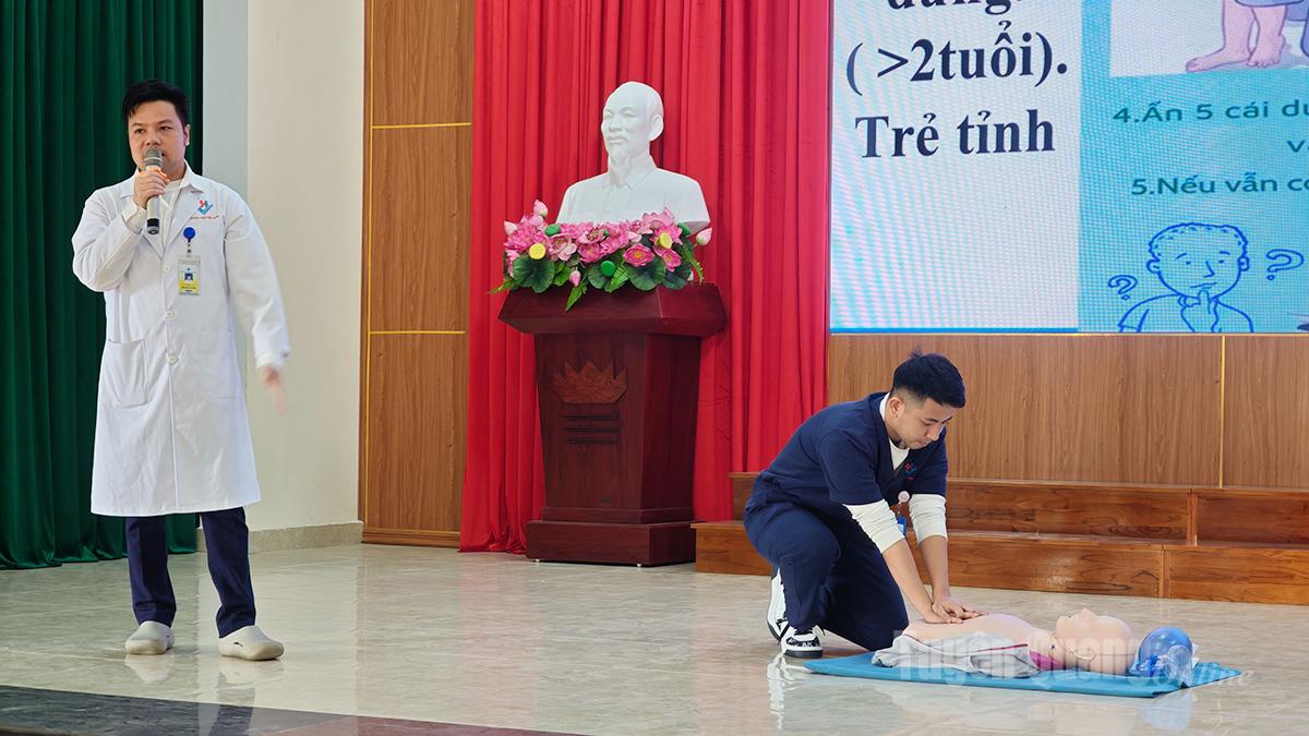 Đội ngũ y bác sỹ hướng dẫn cách thực hành sơ cấp cứu bệnh nhân đuối nước.