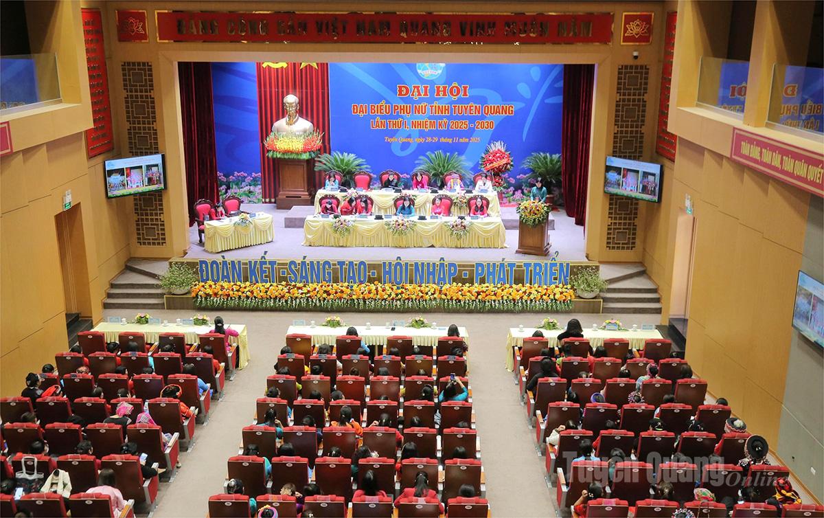 Toàn cảnh Phiên làm việc thứ nhất Đại hội đại biểu Phụ nữ tỉnh.