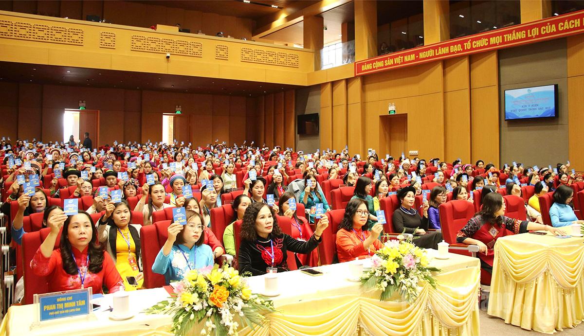 Các đại biểu biểu quyết phương án bầu Đoàn Chủ tịch Đại hội.