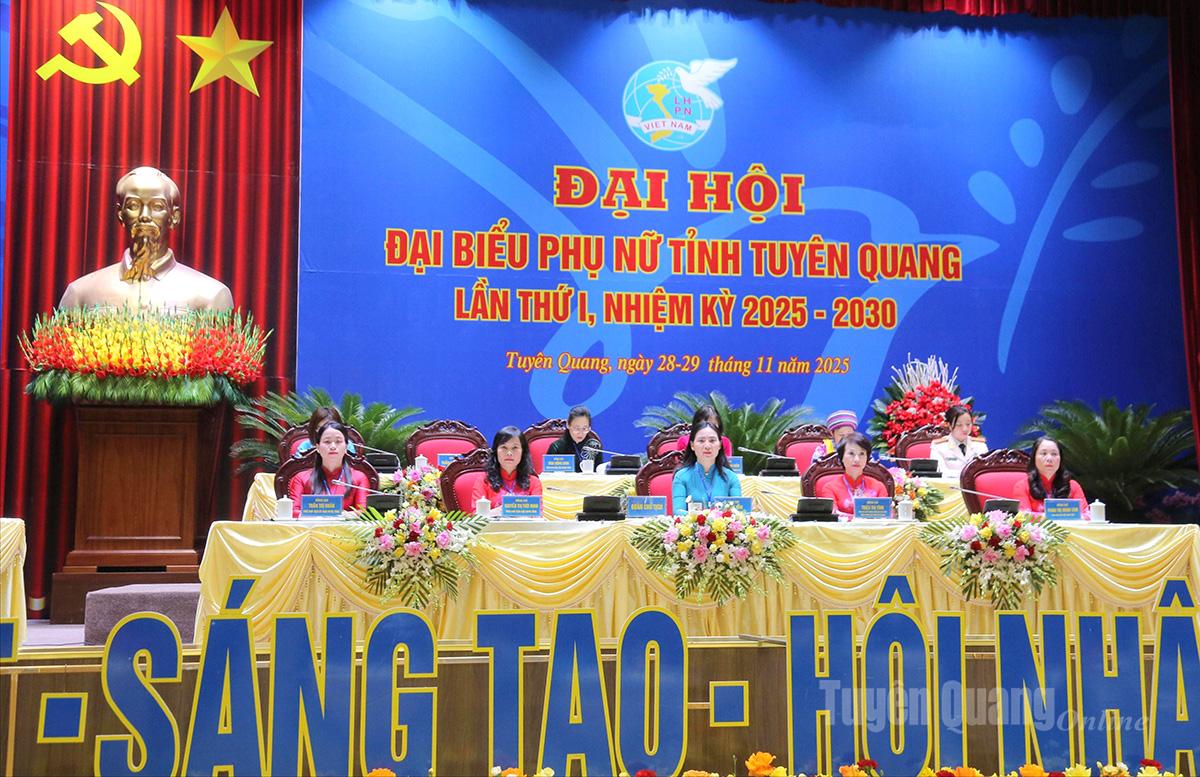 Đoàn Chủ tịch điều hành Đại hội.