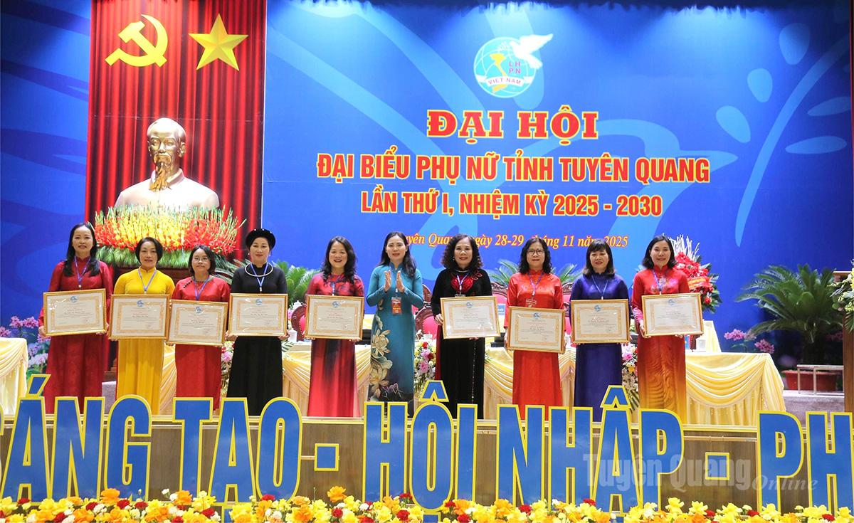 Lãnh đạo Hội Liên hiệp Phụ nữ tỉnh tặng Bằng khen cho các cá nhân có thành tích xuất sắc trong thực hiện phong trào thi đua và nhiệm vụ công tác Hội giai đoạn 2021-2025