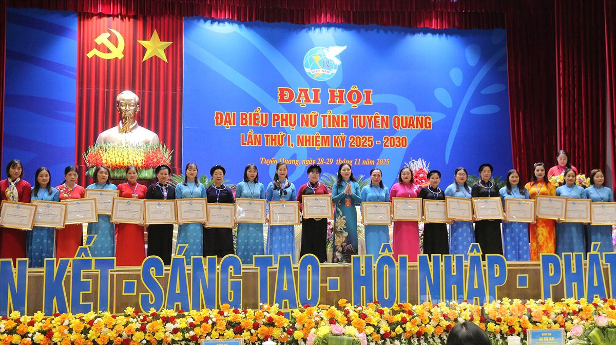 Lãnh đạo Hội Liên hiệp Phụ nữ tỉnh tặng Bằng khen cho các tập thể.