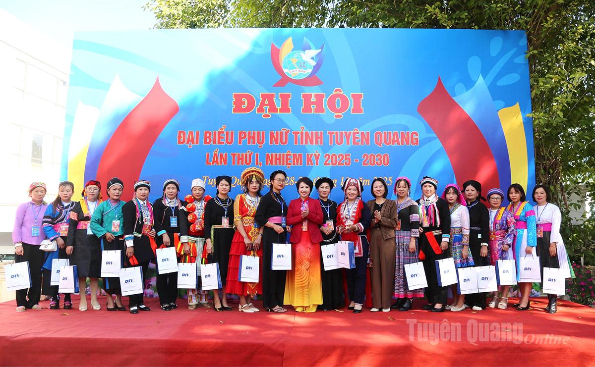 Hội Liên hiệp Phụ nữ tỉnh tặng quà lưu niệm cho các đại biểu dự Đại hội.