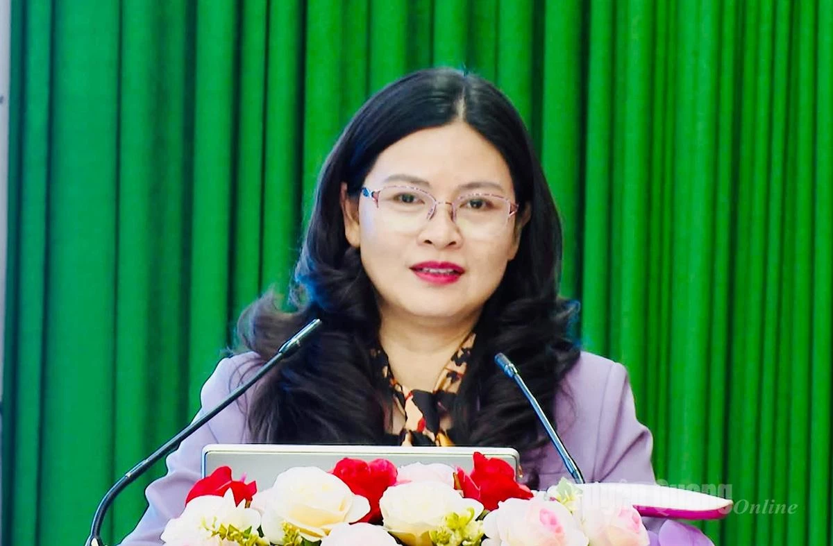 Đồng chí Phó Chủ tịch UBND tỉnh Vương Ngọc Hà phát biểu tại buổi tiếp xúc cử tri.