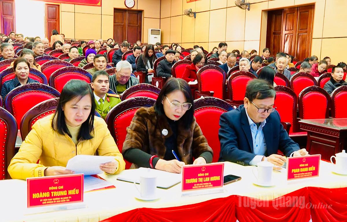 Các đại biểu dự Hội nghị tiếp xúc cử tri.