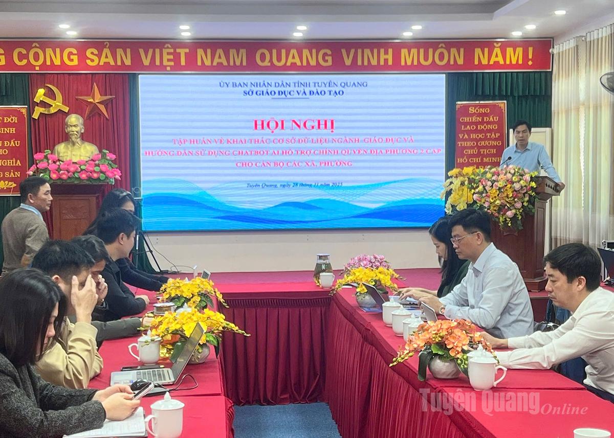 Các đại biểu dự hội nghị tại điểm cầu Sở Giáo dục và Đào tạo