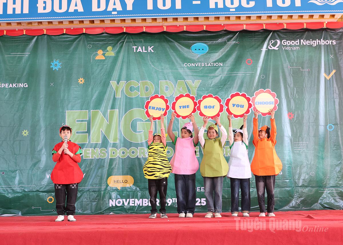 Một tiết mục biểu diễn bằng Tiếng Anh của CLB Trường Tiểu học Hợp Hòa.