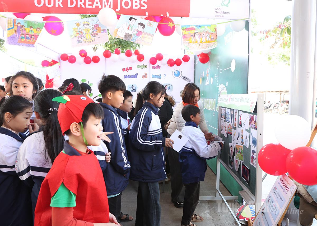 Học sinh hào hứng tham gia giao lưu, trải nghiệm các hoạt động tại ngày hội.