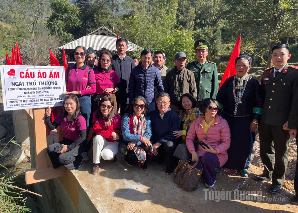 Các đại biểu và đơn vị tài trợ nhóm thiện nguyện “Áo ấm trao yêu thương” khánh thành cầu dân sinh thôn Ngài Trồ Thượng.