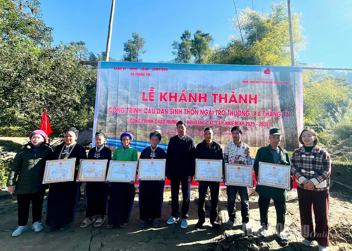 Lãnh đạo xã Thàng Tín khen thưởng các hộ gia đình có thành tích hiến đất mở đường xuống cầu.