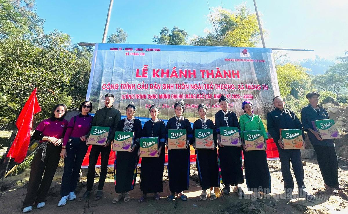 Đại diện nhà tài trợ nhóm thiện nguyện “Áo ấm trao yêu thương” đã trao các suất quà cho các hộ gia đình thôn Ngài Trồ Thượng và đội thi công.