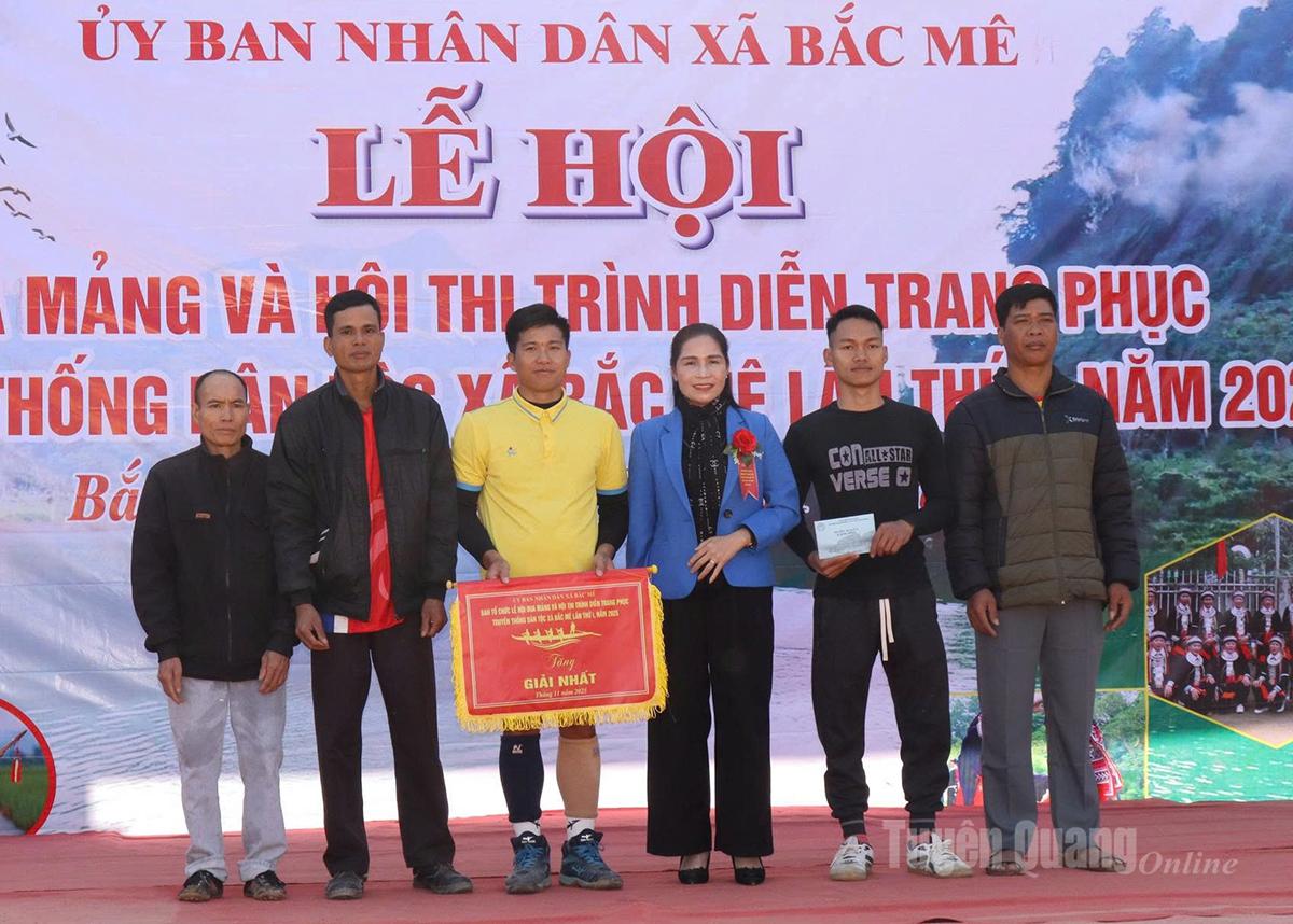 Lãnh đạo xã Bắc Mê trao giải Nhất cho thôn Nà Vuồng 2