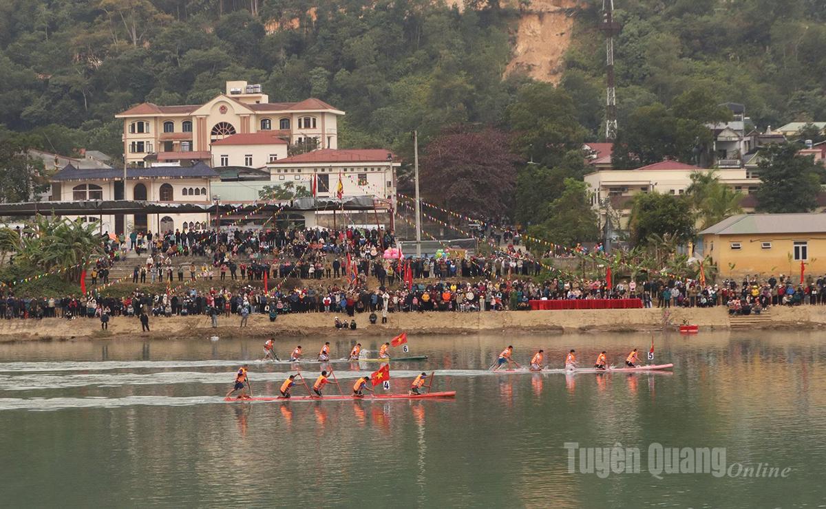 Phần thi đua Mảng diễn ra sôi động, hấp dẫn thu hút đông đảo khán giả đến xem và cổ vũ