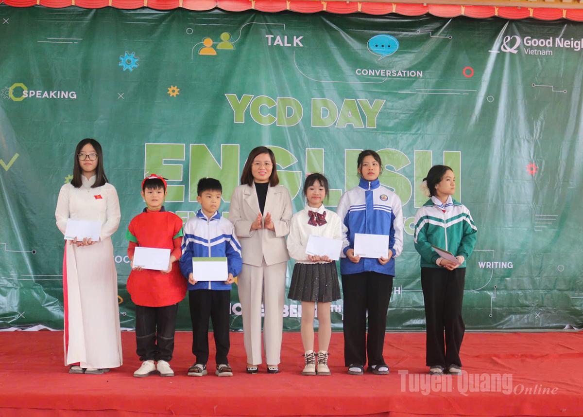 Đại diện tổ chức GNI trao giải cho các trường đoạt giải.