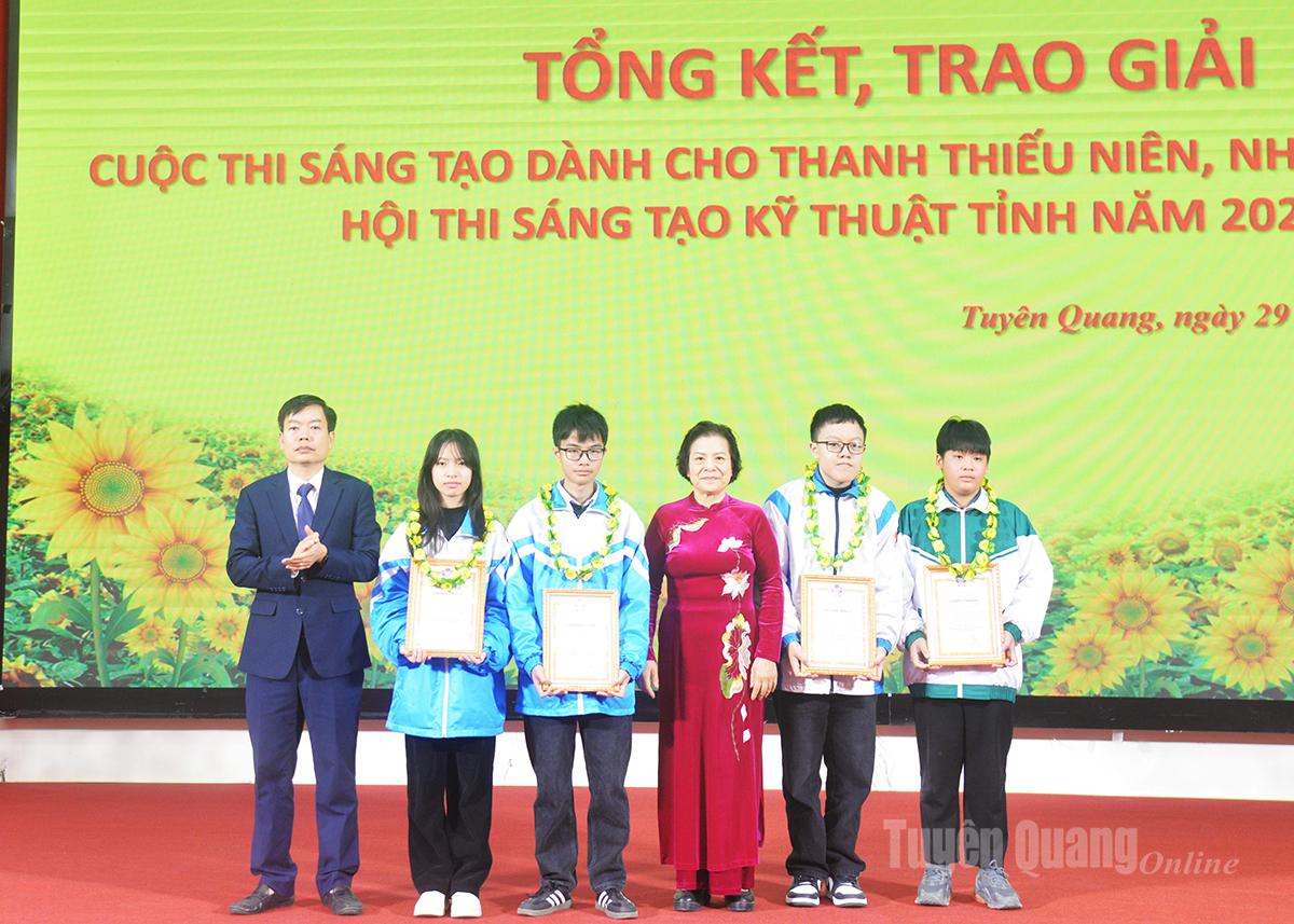 Chủ tịch Hội Khuyến học tỉnh và lãnh đạo Ban Tuyên giáo và Dân vận Tỉnh ủy trao giải Nhất cho nhóm tác giả trong Cuộc thi Sáng tạo thanh thiếu niên, nhi đồng năm 2025.